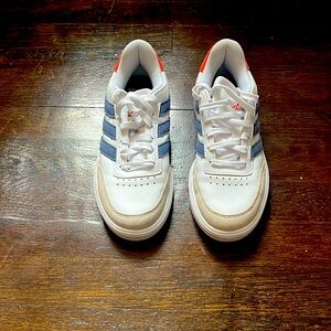 Addidas Court Block Sneaker size 6.5  in amazing shape.